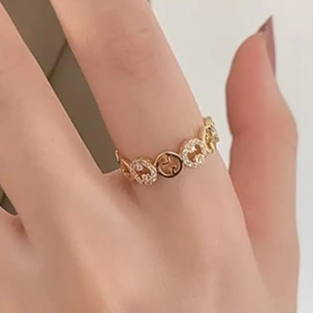 💎 18KGP interlocking circle ring with pave set crystals_2